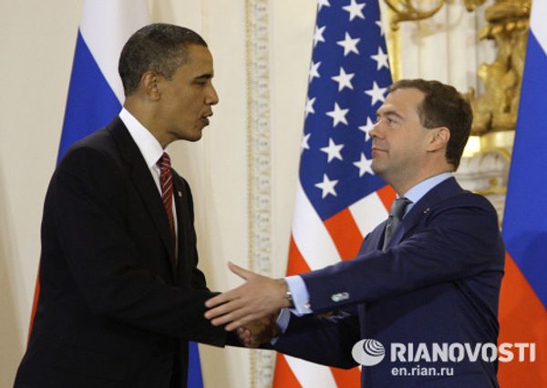 Medvedev, Obama sign new arms reduction treaty in Prague - Sputnik International