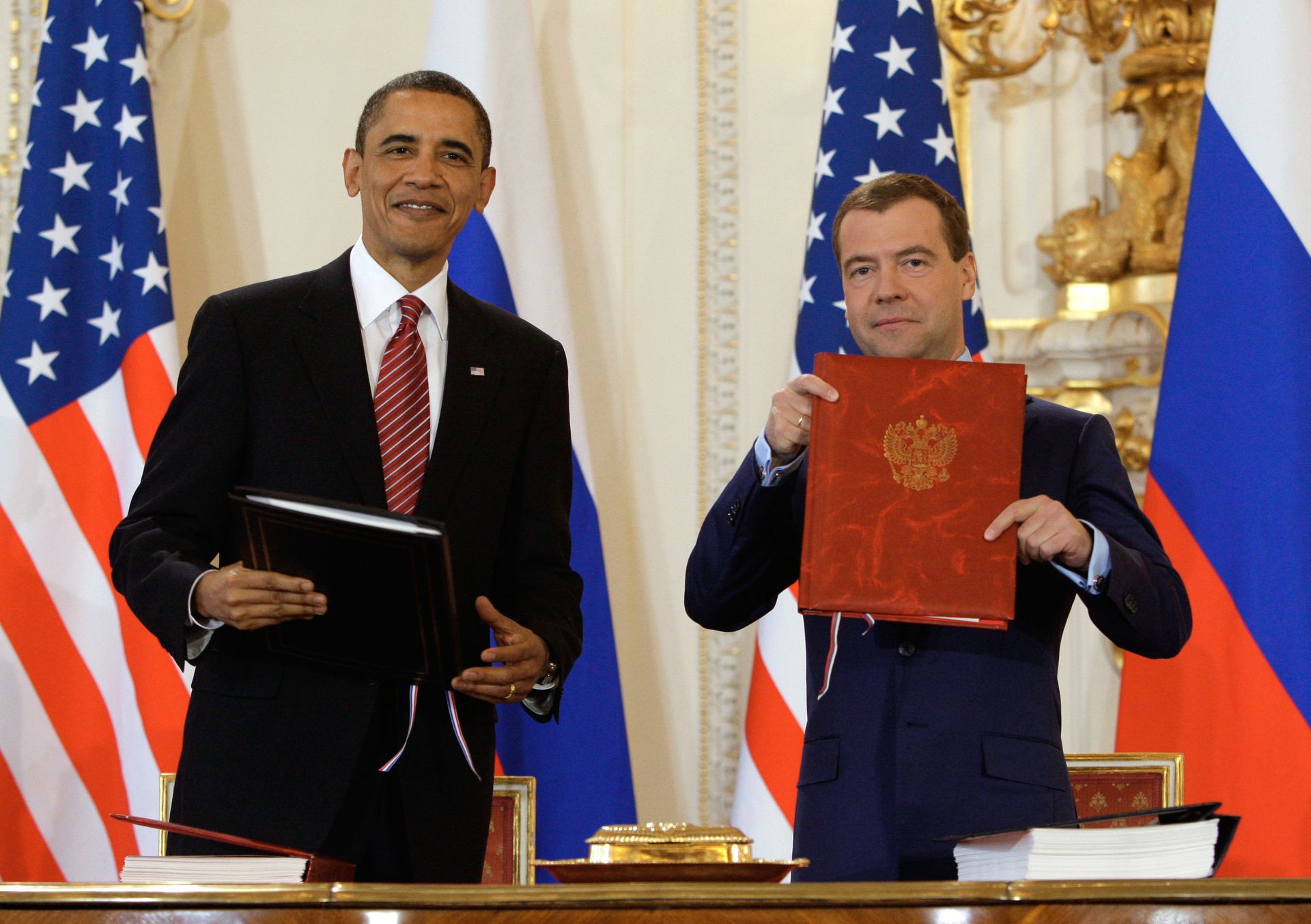 Dmitry Medvedev and Barack Obama sign new strategic arms reduction treaty Dmitry Medvedev and Barack Obama sign new strategic arms reduction treaty - Sputnik International, 1920, 26.01.2023