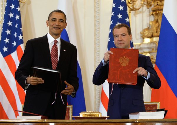 Medvedev, Obama sign new arms reduction treaty in Prague - Sputnik International