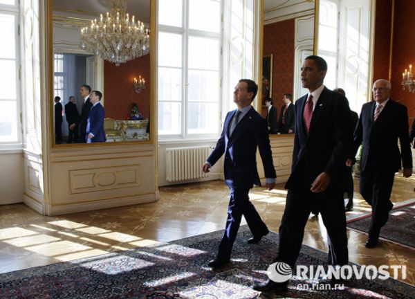 Medvedev, Obama sign new arms reduction treaty in Prague - Sputnik International