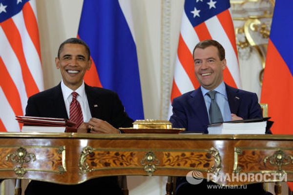 Medvedev, Obama sign new arms reduction treaty in Prague - Sputnik International