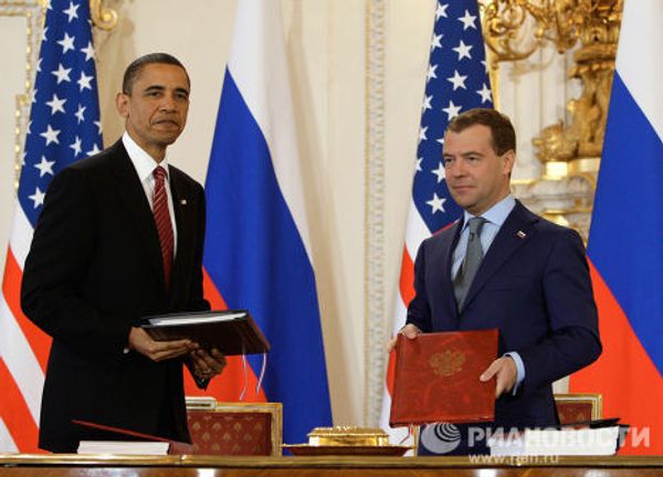 Medvedev, Obama sign new arms reduction treaty in Prague - Sputnik International