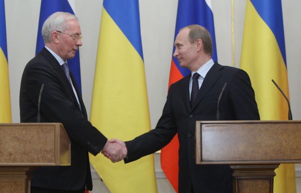 Putin and Mykola Azarov on Friday discussed cooperation, including in the energy sphere, on the phone - Sputnik International