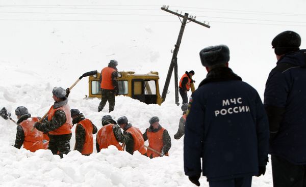 Russian rescuers recover 8 bodies from avalanche-covered helicopter in Kamchatka Russian rescuers recover 8 bodies from avalanche-covered helicopter in Kamchatka - Sputnik International
