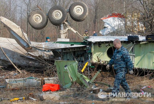 Search efforts continue at crash site in Smolensk woods - Sputnik International