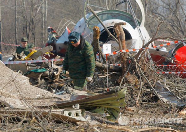 Search efforts continue at crash site in Smolensk woods - Sputnik International