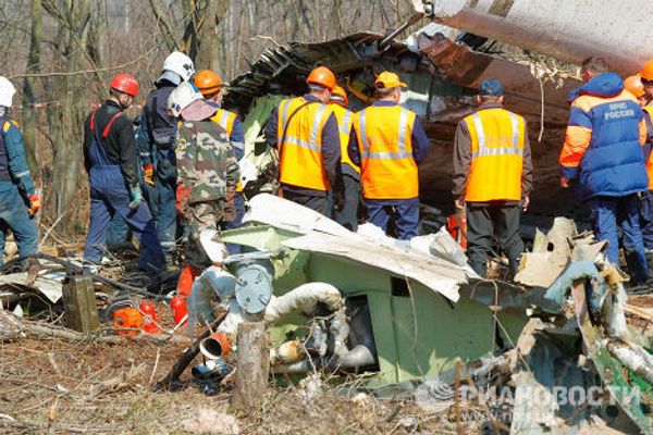Search efforts continue at crash site in Smolensk woods - Sputnik International