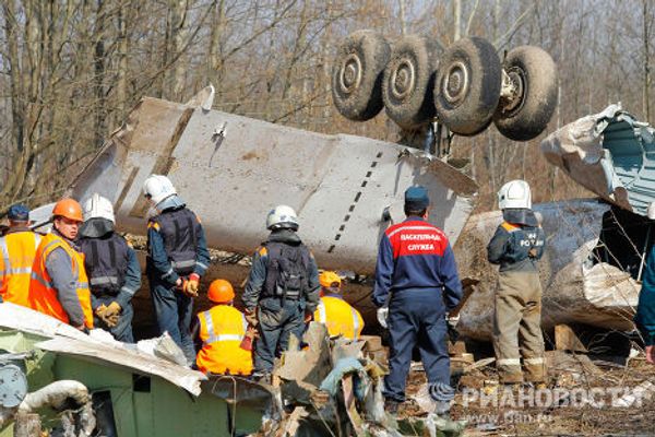 Search efforts continue at crash site in Smolensk woods - Sputnik International