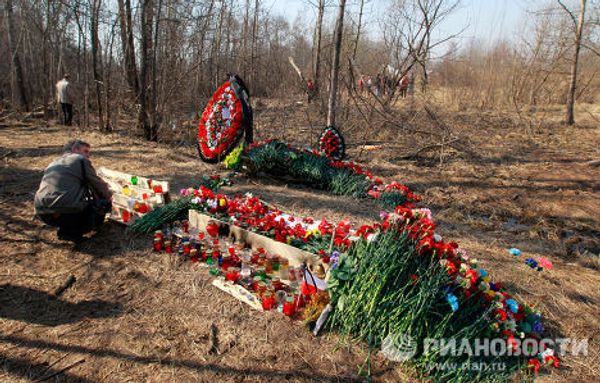 Search efforts continue at crash site in Smolensk woods - Sputnik International