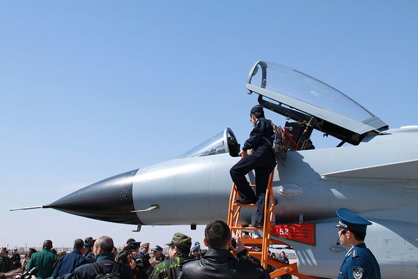 China unveils J-10 fighter - Sputnik International