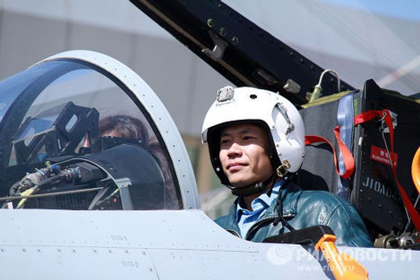 China unveils J-10 fighter - Sputnik International