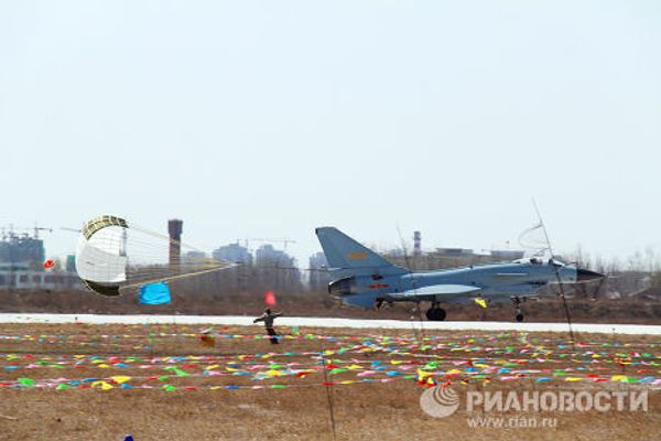China unveils J-10 fighter - Sputnik International