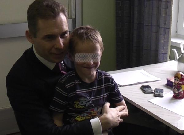 The Russian children's ombudsman, Pavel Astakhov, and Artyom - Sputnik International