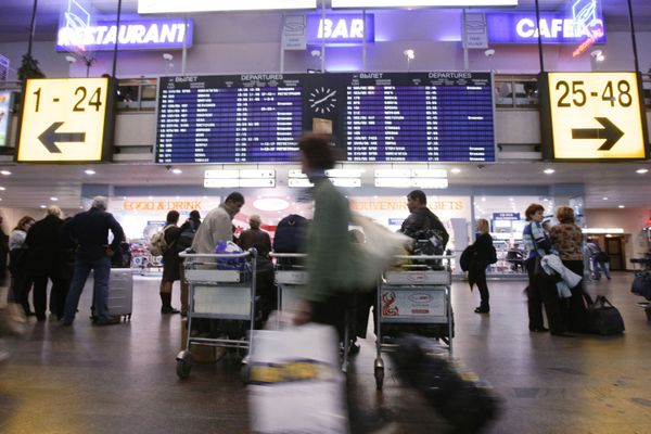 Passengers wait for their flights at Sheremeyevo International Airport, Moscow - Sputnik International