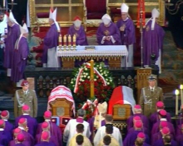 Heads of state pay their last respects to Lech and Maria Kaczynski in Krakow - Sputnik International