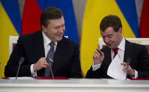 Russia agreed on lower gas prices for Ukraine following a proposal from the country's new leader Yanukovych, inaugurated in February - Sputnik International