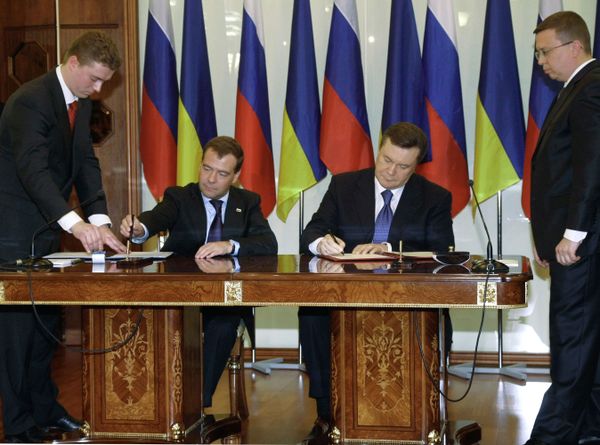Moscow, Kiev extend lease on Russian Navy base in Crimea after 2017 - Sputnik International