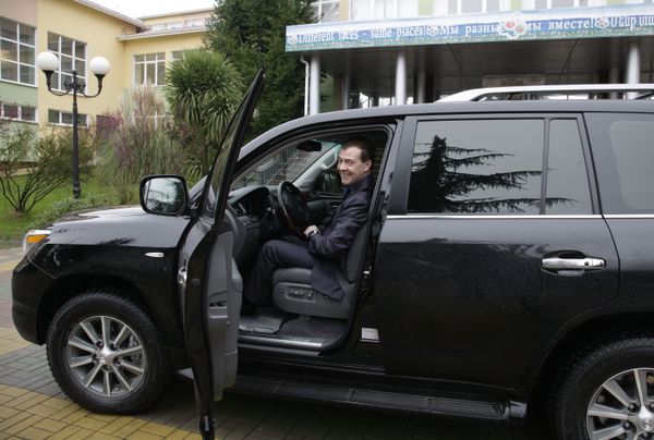 Medvedev drives car through Moscow for first time as president Medvedev drives car through Moscow for first time as president - Sputnik International