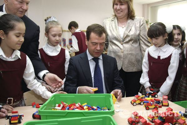President Medvedev plays with Lego, watches cartoons at Moscow school President Medvedev plays with Lego, watches cartoons at Moscow school - Sputnik International
