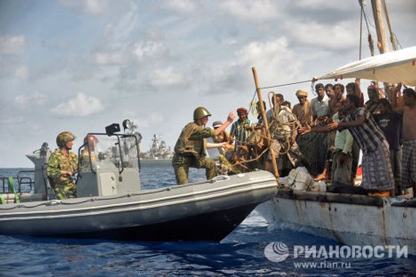The Pyotr Veliky cruiser inspects a fishing boat - Sputnik International