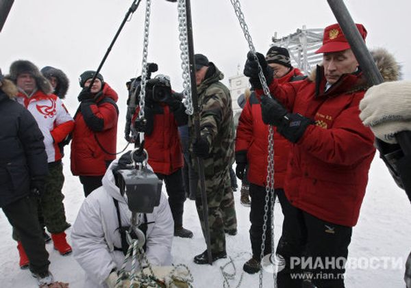 Putin and the polar bear on Franz Josef Land - Sputnik International