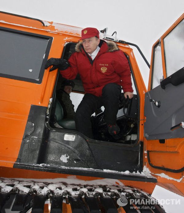 Putin and the polar bear on Franz Josef Land - Sputnik International