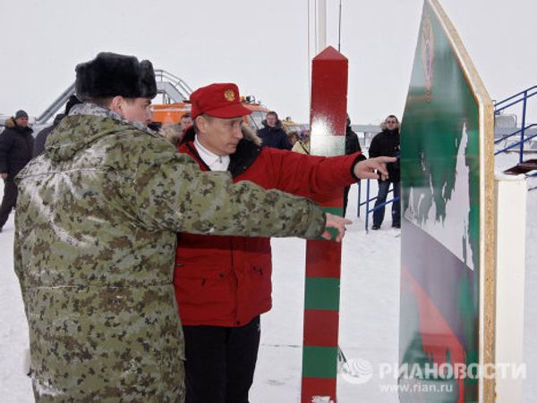Putin and the polar bear on Franz Josef Land - Sputnik International