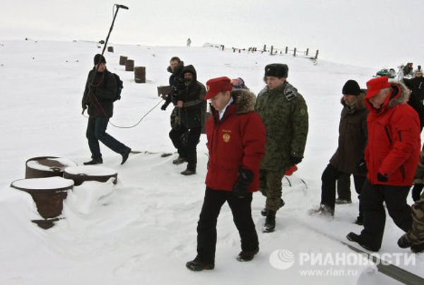 Putin and the polar bear on Franz Josef Land - Sputnik International