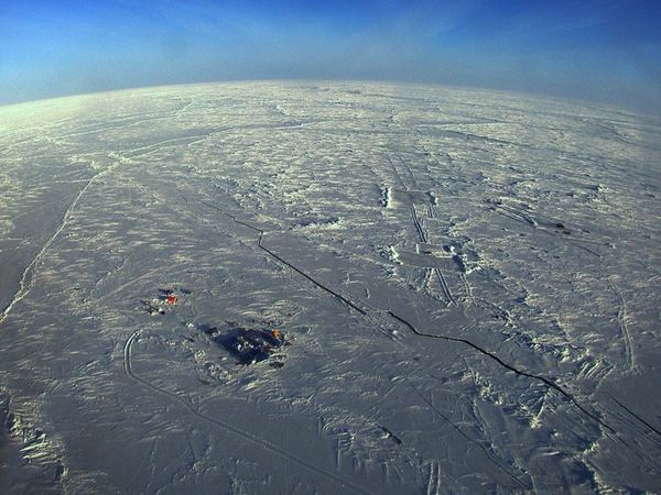 Thin Arctic ice may see drifting stations on artificial platforms - Sputnik International