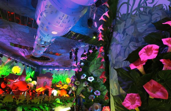 Russia Pavilion at World Expo 2010 and its first visitors - Sputnik International