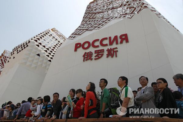 Russia Pavilion at World Expo 2010 and its first visitors Russia Pavilion at World Expo 2010 and its first visitors - Sputnik International