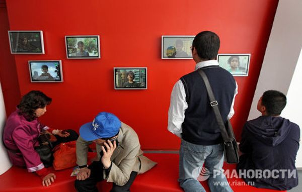 Russia Pavilion at World Expo 2010 and its first visitors Russia Pavilion at World Expo 2010 and its first visitors - Sputnik International