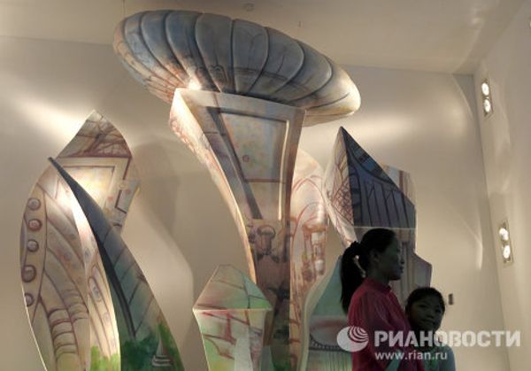Russia Pavilion at World Expo 2010 and its first visitors Russia Pavilion at World Expo 2010 and its first visitors - Sputnik International