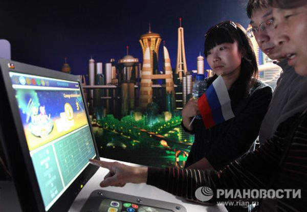 Russia Pavilion at World Expo 2010 and its first visitors Russia Pavilion at World Expo 2010 and its first visitors - Sputnik International