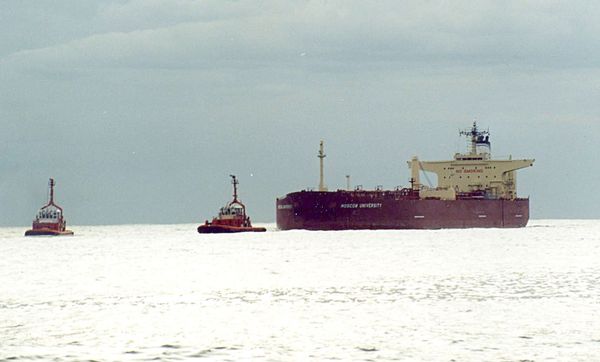 Russian tanker freed from Somali pirates, crew unscathed Russian tanker freed from Somali pirates, crew unscathed - Sputnik International