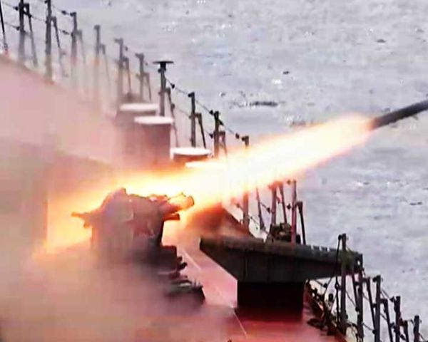 Russian warship repels simulated air strike - Sputnik International