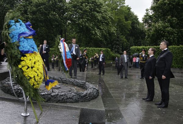 Medvedev, Yanukovych honor victims of Soviet-era famine Medvedev, Yanukovych honor victims of Soviet-era famine - Sputnik International