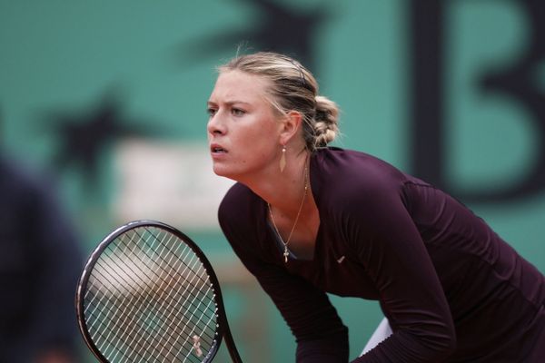 Sharapova ousted from French Open by Henin revival - Sputnik International