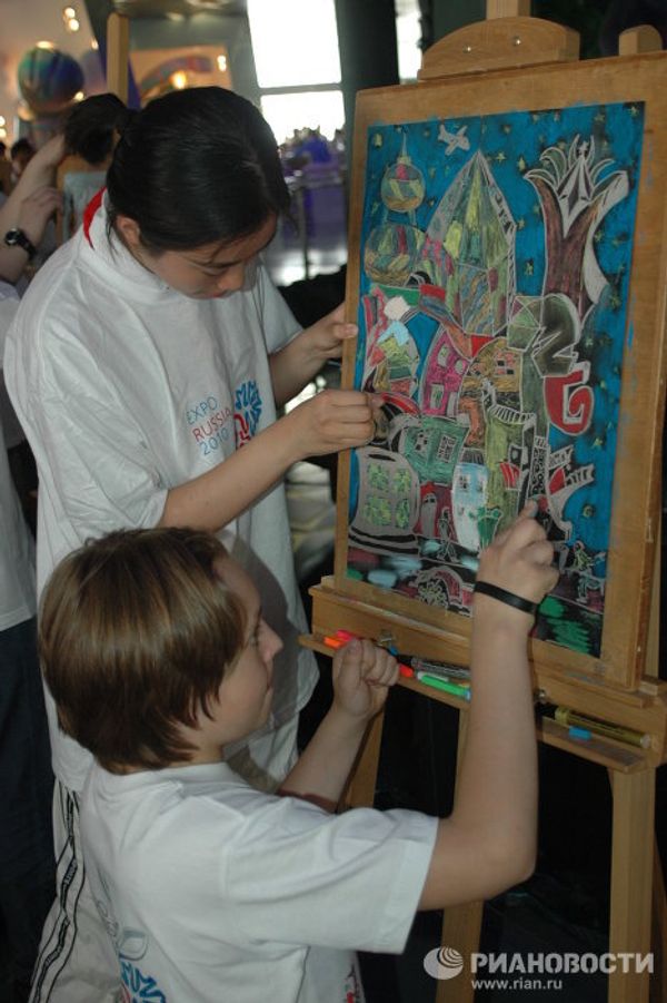 Campaign Draw the Future Together at the Russian Expo-2010 pavilion  - Sputnik International