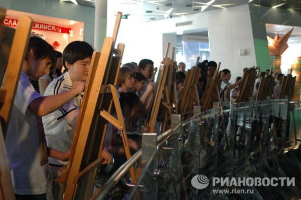 Campaign Draw the Future Together at the Russian Expo-2010 pavilion  - Sputnik International