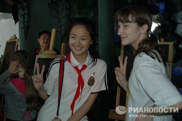 Campaign Draw the Future Together at the Russian Expo-2010 pavilion  - Sputnik International