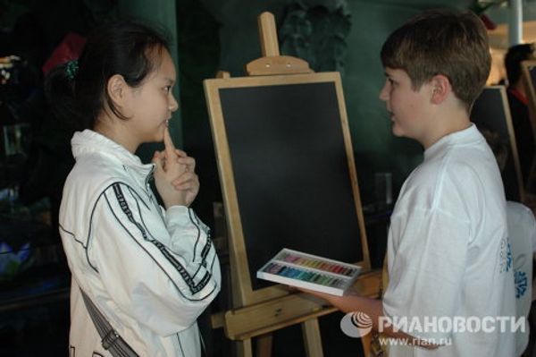 Campaign Draw the Future Together at the Russian Expo-2010 pavilion  - Sputnik International