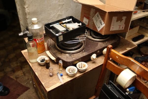 Russian drug police raids drug den - Sputnik International