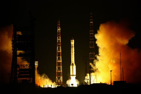 Proton-M with Arabsat-5 telecoms satellite blasts off from Baikonur - Sputnik International