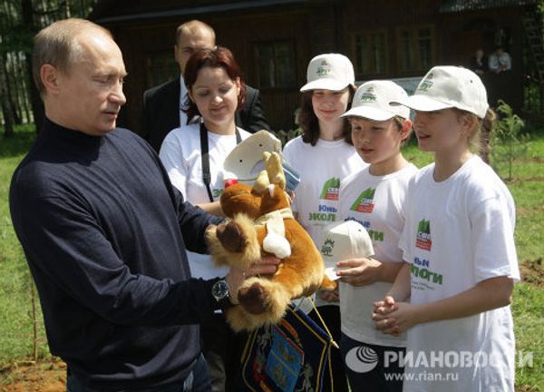 Vladimir Putin visiting Losiny Ostrov (Elk Island) National Park  - Sputnik International