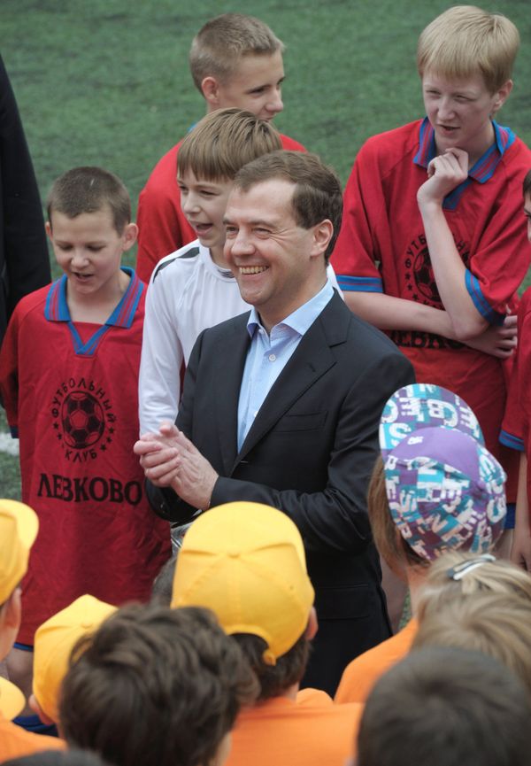 Dmitry Medvedev visits Levkovo summer camp - Sputnik International