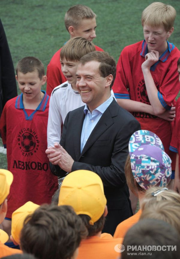 Dmitry Medvedev visits Levkovo summer camp Dmitry Medvedev visits Levkovo summer camp - Sputnik International