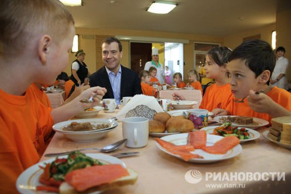 Dmitry Medvedev visits Levkovo summer camp Dmitry Medvedev visits Levkovo summer camp - Sputnik International