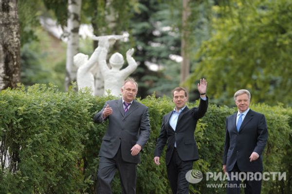 Dmitry Medvedev visits Levkovo summer camp Dmitry Medvedev visits Levkovo summer camp - Sputnik International