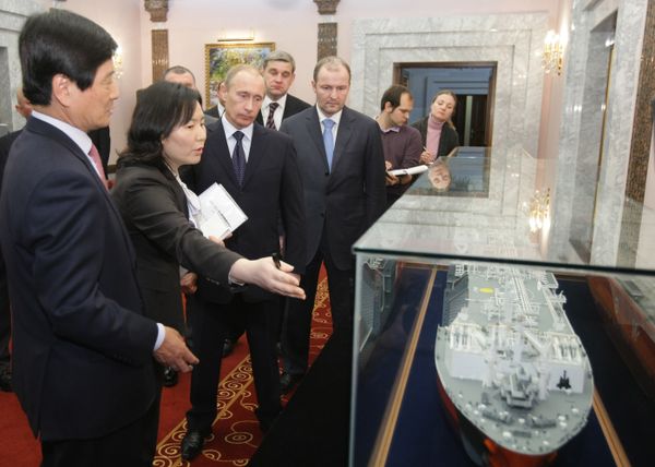 Russia's Pime Minister Vladimir Putin at the Zvezda shipbuilding factory. - Sputnik International